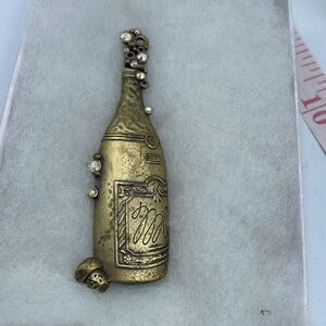 Vintage Pop the bubbly J.J. Brooch with rhinestones.